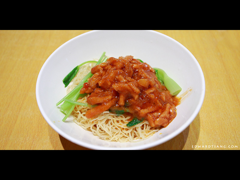 这是一碗普通港式的炸酱面. 好奇想问问, 那附上的汤大家会怎麼用?